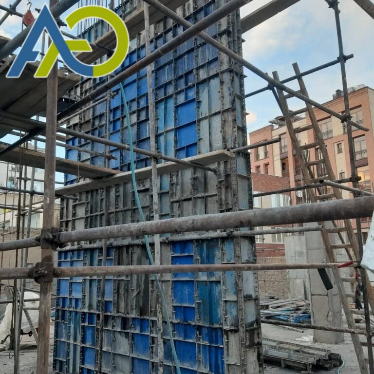 استفاده از داربست مدولار برای دسترسی ایمن در قالب‌بندی دیوار دو طرفه