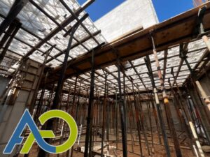 جک سقفی نصب شده زیر سقف دال با قالب پلاستیکی