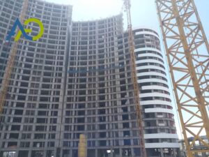 ار بر روی نمای ساختمان بلند در اصفهان با کلایمر