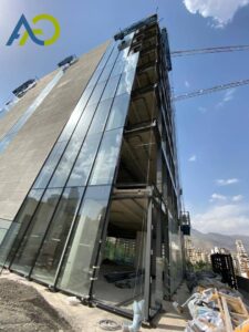 استفاده از سبد کلایمر نفربر برای نماشویی و نظافت شیشه برج‌ها