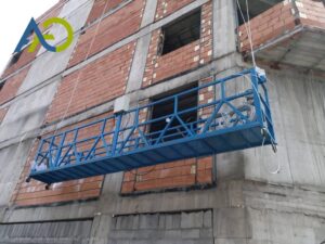 دستگاه کلایمر یا بالابر نما نصب شده روی ساختمان بلندمرتبه جهت سیمانکاری (2)