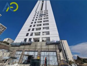 دستگاه کلایمر یا بالابر نما نصب شده روی ساختمان بلندمرتبه جهت سیمانکاری