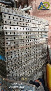 نمای نزدیک از لبه خم استاندارد قالب بتن فلزی