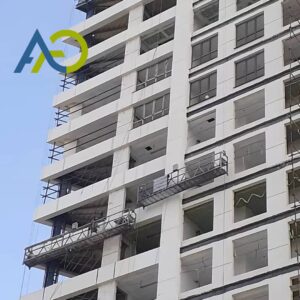 کارگر مجهز به کمربند ایمنی در حال کار روی پلتفرم استاندارد کلایمر