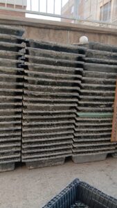 نمای نزدیک از قالب وافل مشکی رنگ کاملا سالم و تمیز