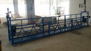 إظهار فرق إشغال المساحة بين منصة تنظيف الواجهات والسقالات المحيطة بالمبنى