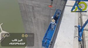 الهيكل الحامل وأثقال التوازن الخاصة بالمنصة المعلقة فوق سطح المبنى