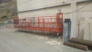 جدول يوضح الفرق بين المنصة المعلقة والسقالات من حيث الأمان والسرعة والتكلفة