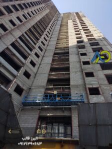 ربط حزام الأمان بحبل نجاة مستقل أثناء العمل على منصة تنظيف الواجهات