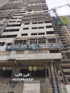 فحص أوزان التوازن على سطح المبنى لتأمين أي منصة معلّقة قبل التشغيل