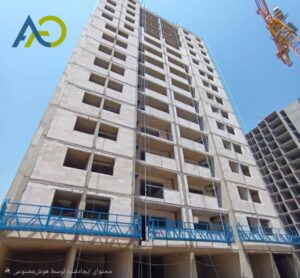 منصة تنظيف الواجهات مزودة بمعدات غسيل احترافية على واجهة مبنى تجاري