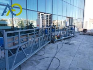 نظام مونوريل دائم مع منصة تنظيف الواجهات على سطح برج زجاجي حديث