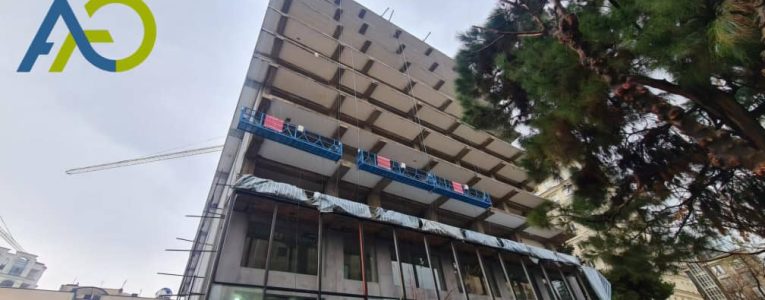 استخدام السقالات المعلقة كـ منصة تنظيف الواجهات للأبراج الزجاجية الشاهقة