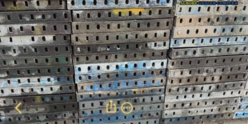 نمای نزدیک از لبه تسمه ای و ساختار جوشی قالب فلزی بتن